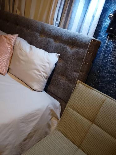 Katil atau katil-katil dalam bilik di Nana Adu Guest House