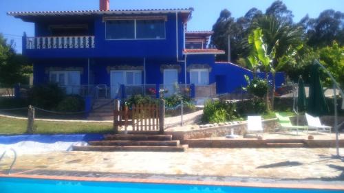 una casa frente a una piscina en Apartamentos Labana, en Cudillero