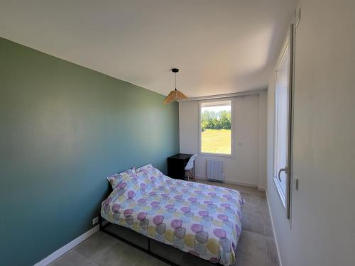 a small bedroom with a bed and a window at Magnifique appartement proche du lac in Charchilla