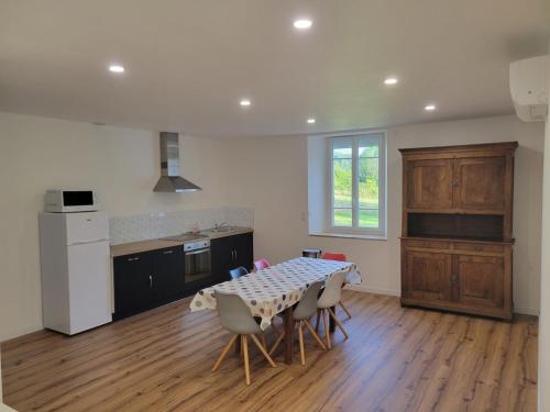 a kitchen and dining room with a table and chairs at Magnifique appartement proche du lac in Charchilla