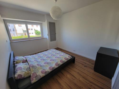 a bedroom with a bed and a window at Magnifique appartement proche du lac in Charchilla