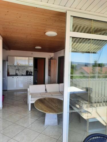 Een keuken of kitchenette bij Manda & Marko Jurić