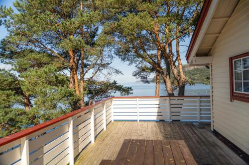 a balcony of a house with a view of the water at Skottneset Feriesenter in Barmen