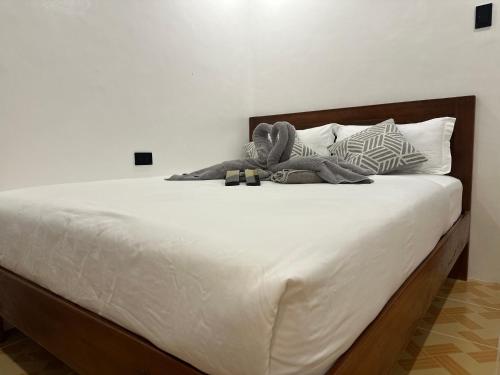 Una cama con dos animales de peluche encima. en Villa Aniani, en El Nido