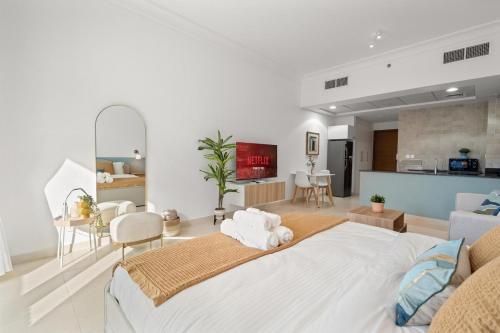Elegant Studio with Yas Views