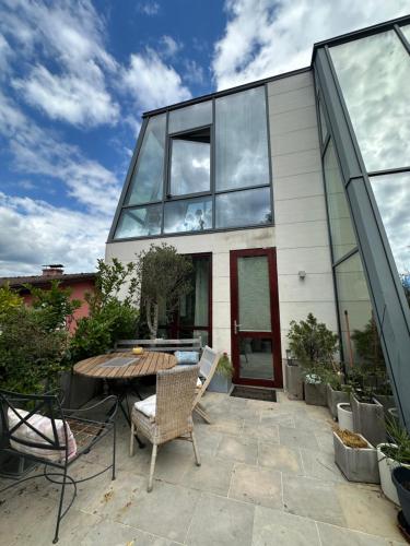 MODERN LUXURY FOREST APARTMENT - 30 mins to center