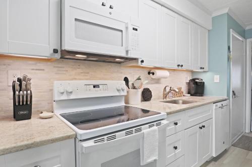 Køkken eller tekøkken på Couple's Escape - 2 Blocks to Boardwalk, End Unit Condo at the Inlet - Assateague House 111