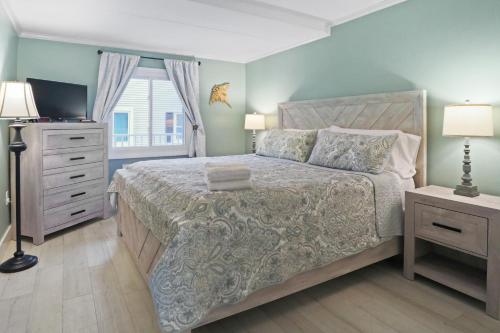 En eller flere senge i et værelse på Couple's Escape - 2 Blocks to Boardwalk, End Unit Condo at the Inlet - Assateague House 111