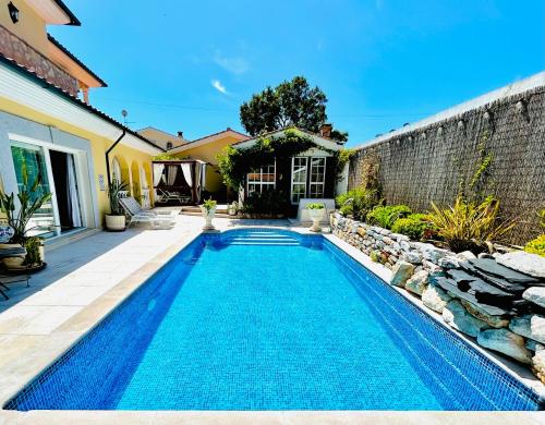 São MiguelにあるSunrise Villa Alvoradaの家の裏庭にあるプール