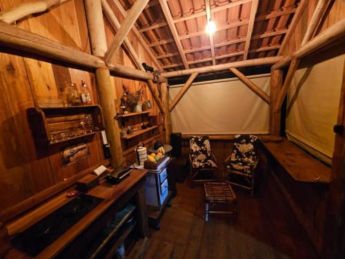 eine Draufsicht auf einen Raum in einer Hütte in der Unterkunft Cabana Vita Bella in Nova Trento