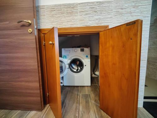 a washer and dryer in a small room at Casa Luisella in Settimo San Pietro