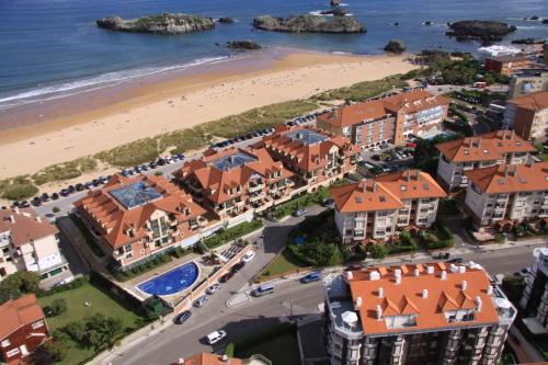 an aerial view of a resort with a beach and buildings at Hotel Marítimo Ris con garaje in Noja