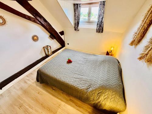 a bedroom with a bed and a window at Gîtes Montvaltin - Appartement spacieux 3 chambres & cuisine in Le Breuil
