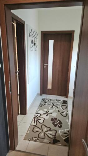 a hallway with a door and a rug in a room at Olšany Home - útulný domek se zahradou a parkováním u Olomouce - house with garden and parking near Olomouc 
