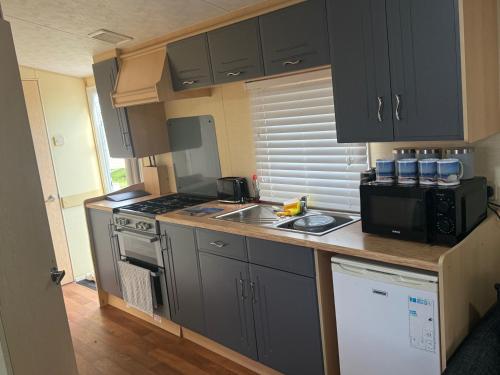 Kuchyň nebo kuchyňský kout v ubytování Seaside Getaways Chapel Saint Leonards - sleeps 6