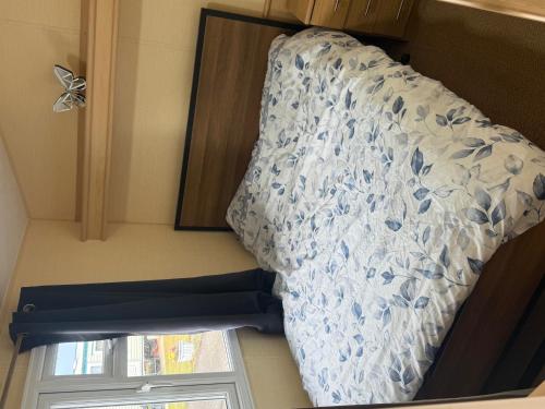 Postel nebo postele na pokoji v ubytování Seaside Getaways Chapel Saint Leonards - sleeps 6