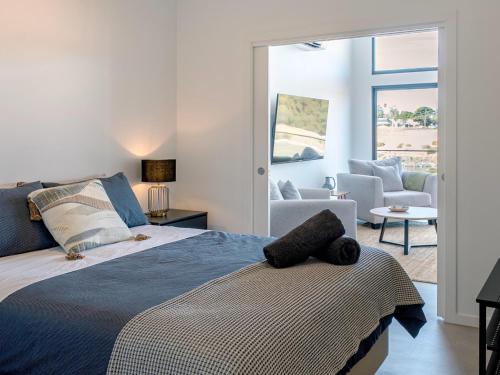 ペネショウにあるCove Landing Marina Apartments CL01-Apt:1,2,3 Sleeps 12のベッドとリビングルームのある寝室