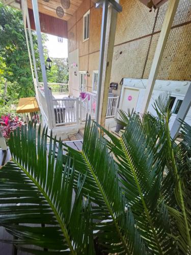 Κήπος έξω από το A Touch of Pink Secret Eco Retreat with Pool, Starlink WiFi, Netflix, Mountain Views - Peaceful Stay in Puerto Princesa Near Underground River, Firefly Watching, and Waterfalls - Perfect Stop Between El Nido, Port Barton, and Puerto City - Scooter Rental