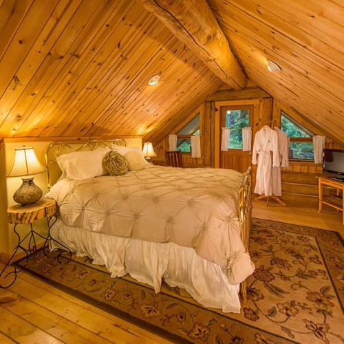 a bedroom with a bed in a wooden ceiling at LOGE Alta Crystal in Enumclaw