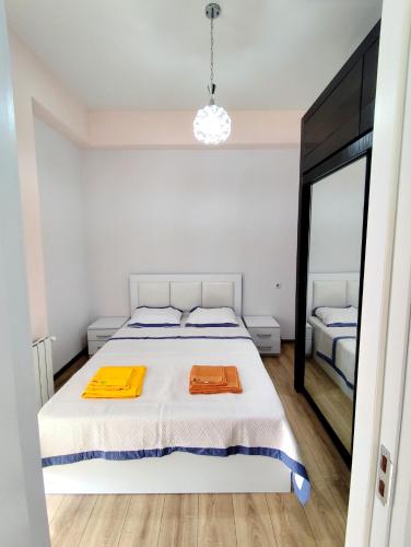 une chambre avec un lit avec deux serviettes dessus dans l'établissement Holbrook isani, à Tbilissi