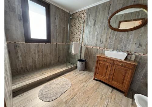 a bathroom with a sink and a mirror at Casa de Campo Familiar in Lobos