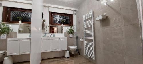 un baño con inodoro y lavabo en Villa Del, en Moorslede