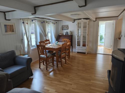 una sala da pranzo con tavolo e sedie di Sørlandshus med 3 soverom ad Arendal