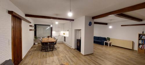 Una sala de estar con una mesa y un sofá azul. en Villa Del, en Moorslede