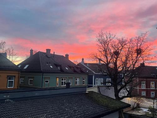 Η ανατολή ή δύση του ηλίου όπως φαίνεται από αυτό το δωμάτιο σε οικογενειακή κατοικία ή από εκεί κοντά