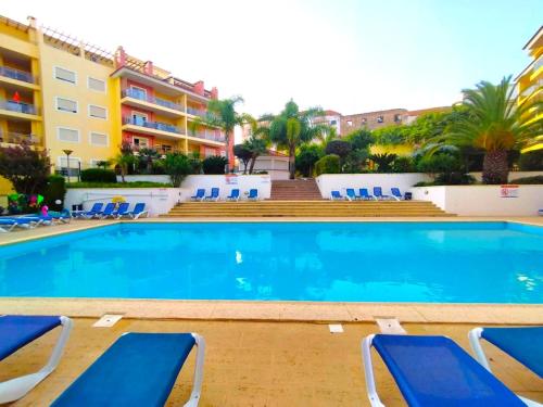 POOL NEST palm breeze condo at citycenter and marina