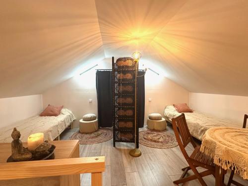 a room with two beds in a room with a ceiling at Bocian nad Bugiem in Mierzwice