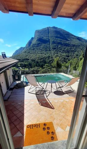 Vista generica sulle montagne o vista sulle montagne dall'interno dell'appartamento