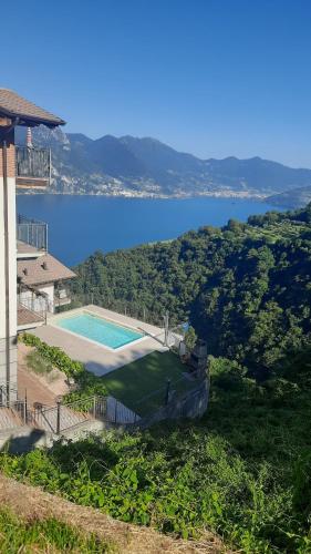 una casa con piscina vicino a un lago di Il Giardino vista lago a Fonteno