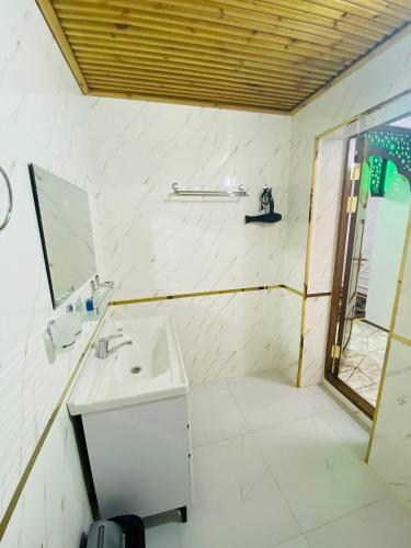 Vannituba majutusasutuses Parvina Hotel in old city