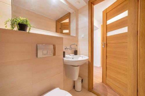 Ένα μπάνιο στο Large apartment in the center of Warsaw by P&M