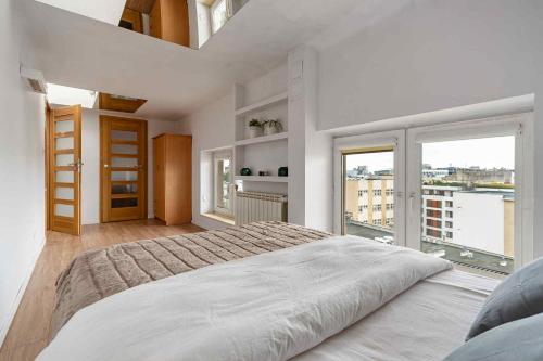 Ένα ή περισσότερα κρεβάτια σε δωμάτιο στο Large apartment in the center of Warsaw by P&M