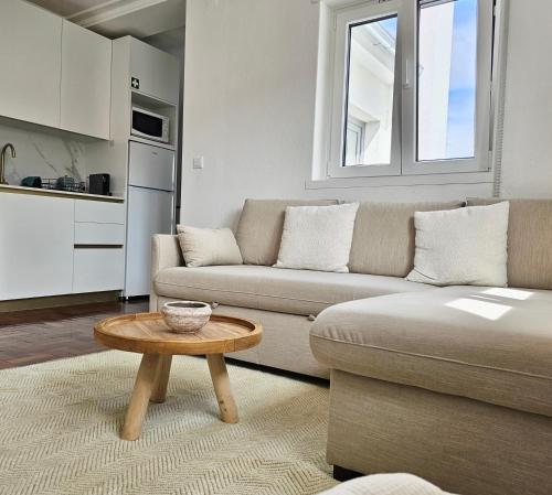 a living room with a couch and a coffee table at Cantinho do Castelo in Bragança