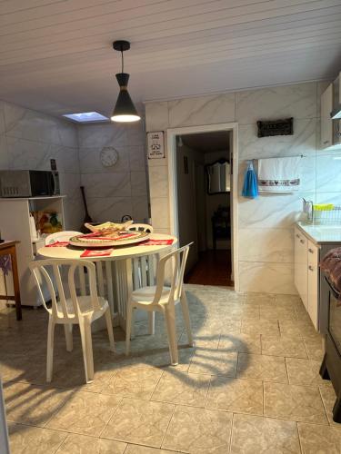 Η κουζίνα ή μικρή κουζίνα στο Casa aconchegante com fogão a lenha