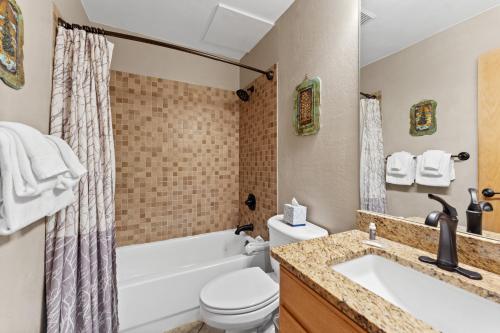 Ένα μπάνιο στο River Mountain Lodge #113W by Summit County Mountain Retreats
