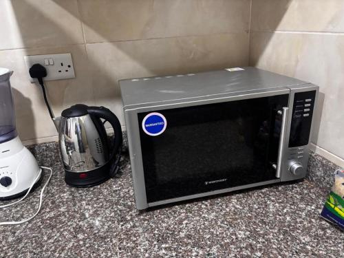 Kuchyň nebo kuchyňský kout v ubytování The Janeth A Spacious 3 Ensiite Bedroom Apartment Near Muhimbili Hospital