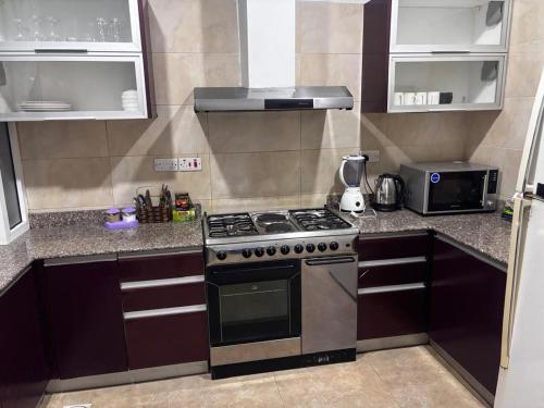 Kuchyň nebo kuchyňský kout v ubytování The Janeth A Spacious 3 Ensiite Bedroom Apartment Near Muhimbili Hospital