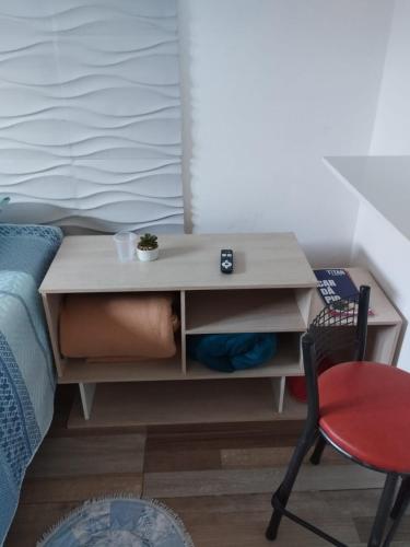 a desk in a bedroom with a bed and a chair at Casa Agapeama in Jundiaí