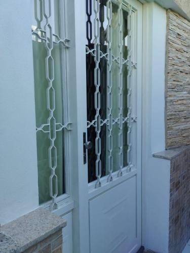 a door with a chain fence on it at Casa Agapeama in Jundiaí