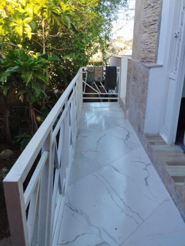 a walkway outside a house with a white railing at Casa Agapeama in Jundiaí