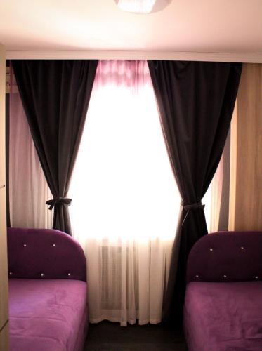 a bedroom with two beds and a window at Vladana DELUXE App 2 in Kruševac