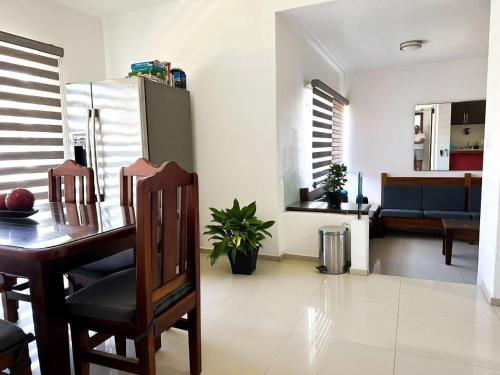 a kitchen and living room with a table and chairs at Padrisimo Departamento p6 personas en planta baja in Manzanillo