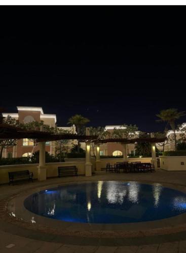 A piscina localizada em Pearl of Viva Bahriya luxury studio ou nos arredores