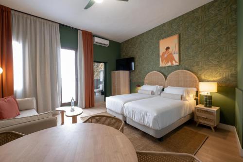 Suites Hotel Cetina Casa de Aguilar房間的床