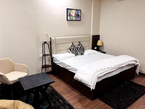 Postel nebo postele na pokoji v ubytování PrimeStays Omaxe ITC, Greater Noida