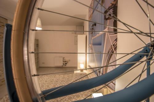 Blick auf ein Zimmer durch ein Glasfenster in der Unterkunft Bicycle apartment Ljubljana in Ljubljana